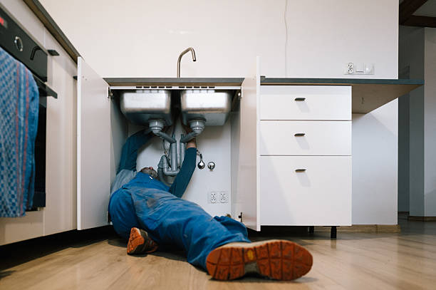 Professional Emergency Plumber technician working in Castleton, VA